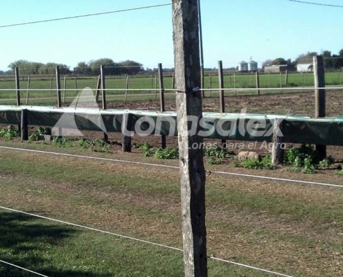 Comedero para ganado hecho con lona camionera premium, tratamiento anti-rayos UV y alta resistencia al desgarre, perfecto para el campo
